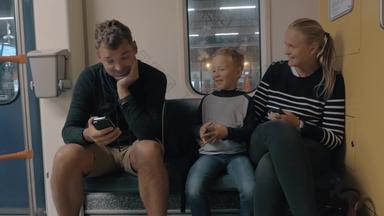视图快乐家庭铁路旅行智能手机阿姆斯特丹荷兰